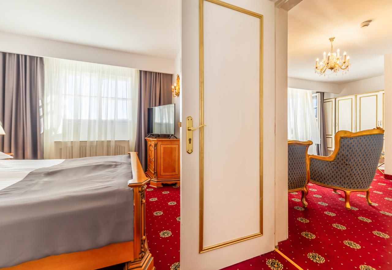 Отель Hotel Imparatul Romanilor Сибиу-36